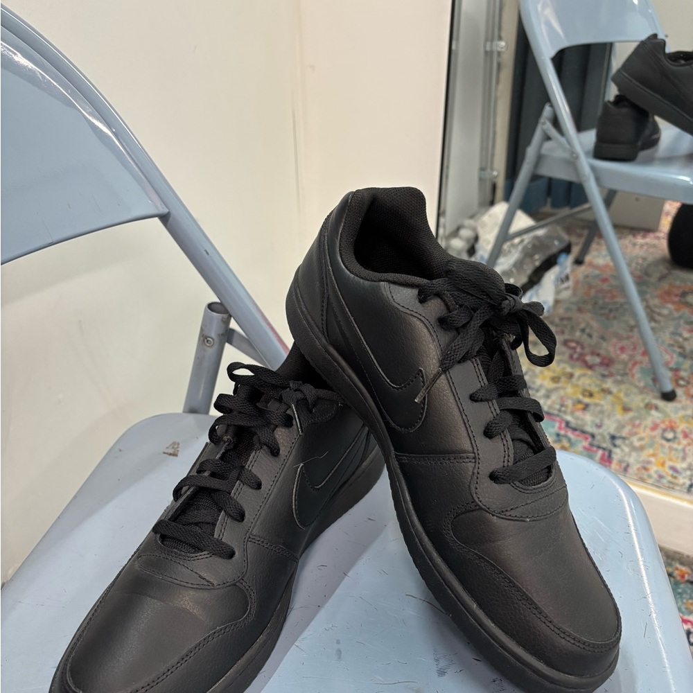 Nike Black Athletic Shoes Sleek Design